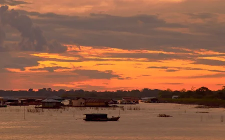 Atardecer sobre el río Amazonas en Colombia