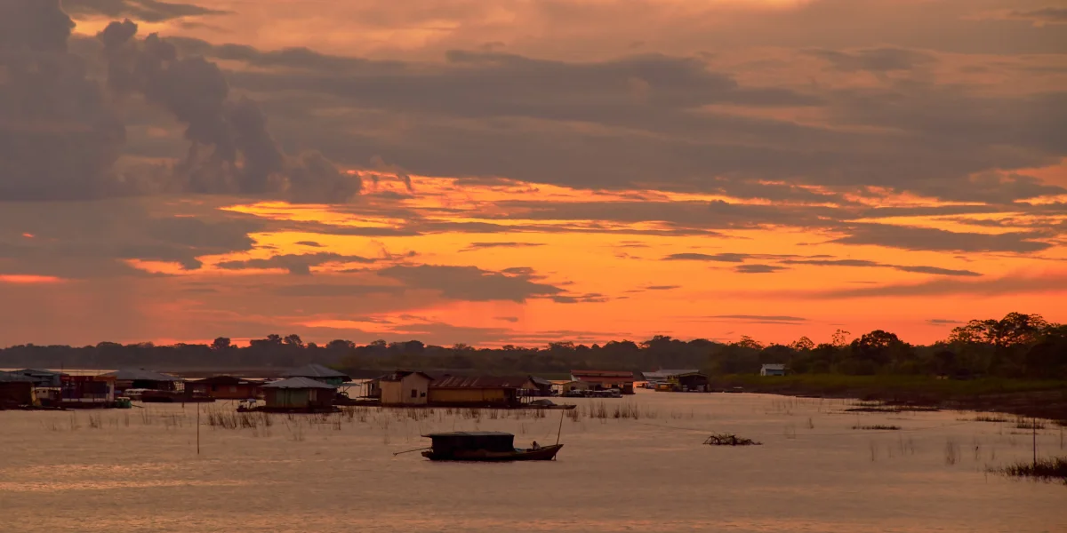 Atardecer sobre el río Amazonas en Colombia