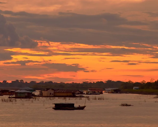 Atardecer sobre el río Amazonas en Colombia