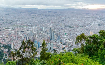 Vista de Bogotá y el cerro de Monserrate