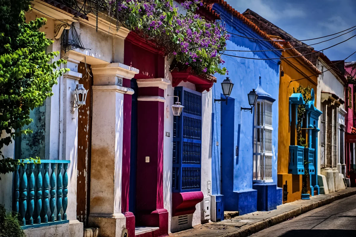 Calle colonial de fachadas coloridas en Cartagena