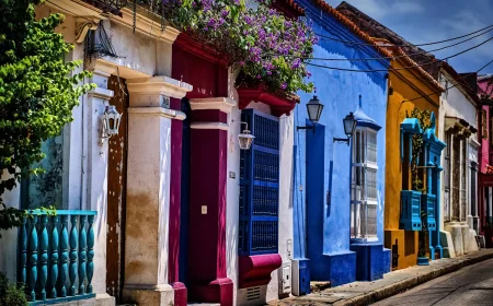 Calle colonial de fachadas coloridas en Cartagena