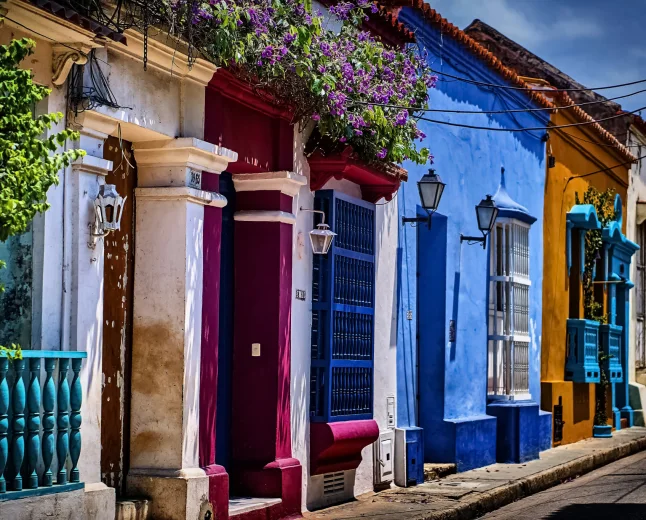 Calle colonial de fachadas coloridas en Cartagena