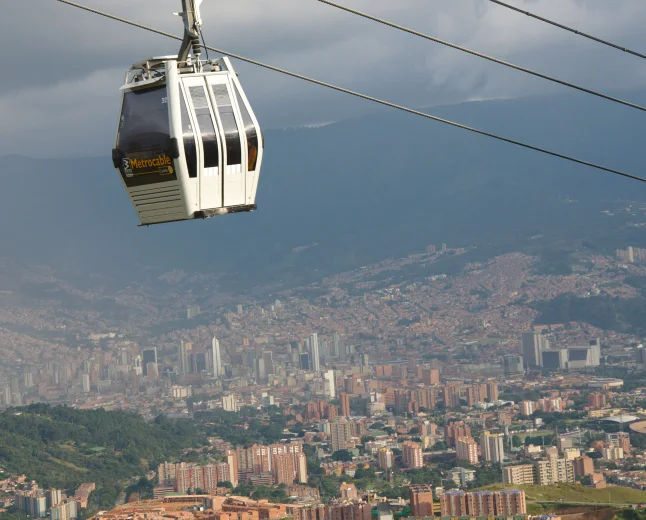 Metrocable sobre el valle urbano de Medellín