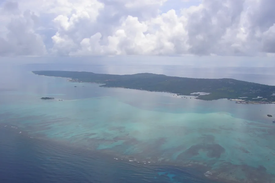 Vista aérea de San Andrés y su mar de tonos azules