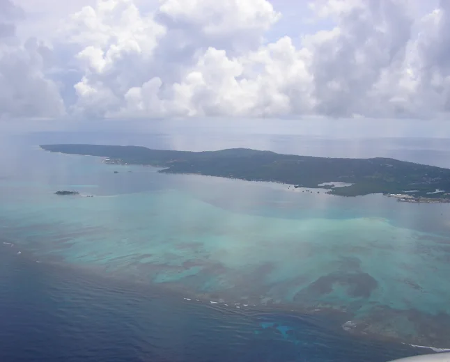 Vista aérea de San Andrés y su mar de tonos azules