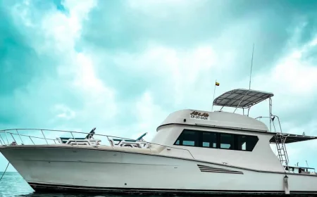 Yate de recreo sobre el mar turquesa de San Andrés