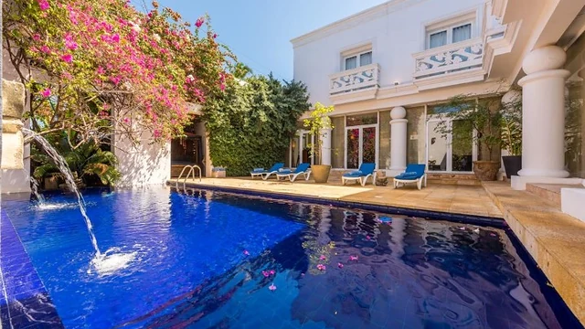 Piscina de alojamiento turístico rodeada de flores en San Andrés