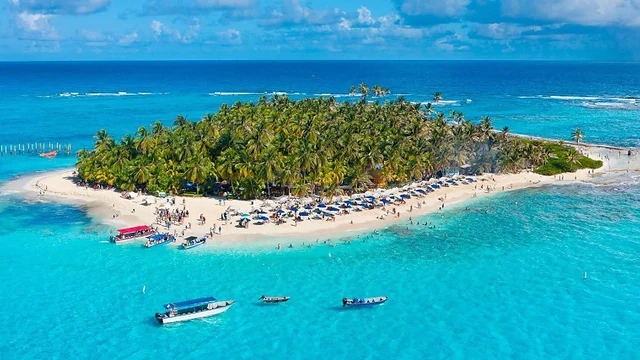 Vista aérea de Johnny Cay, sus palmeras y aguas turquesa