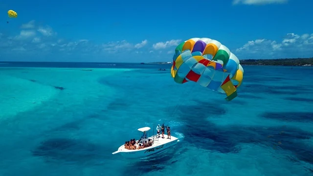 Parasailing sobre el mar de siete colores de San Andrés