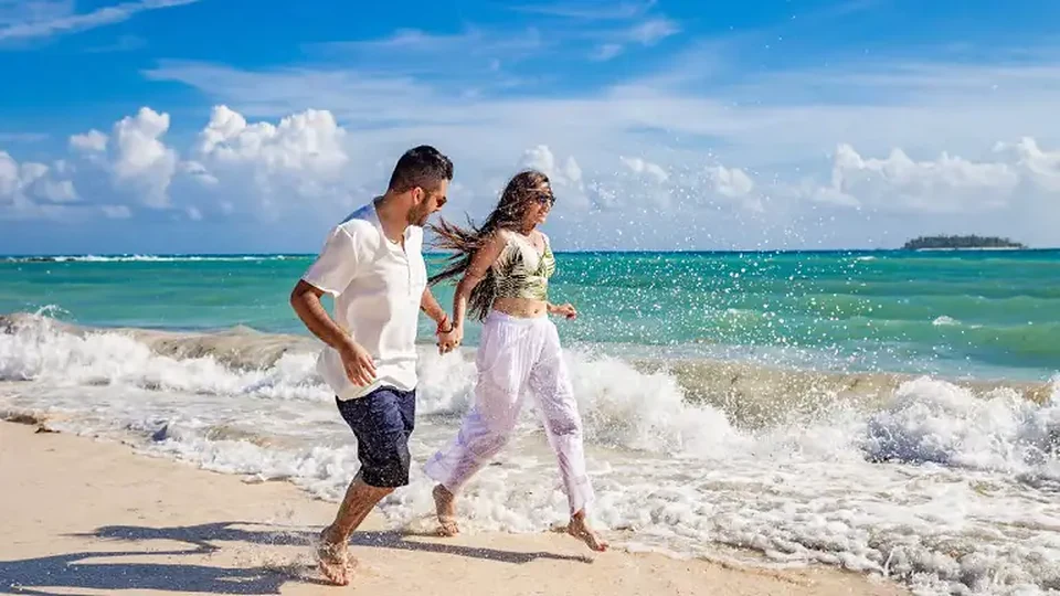 Pareja disfrutando una playa de aguas turquesa en San Andrés