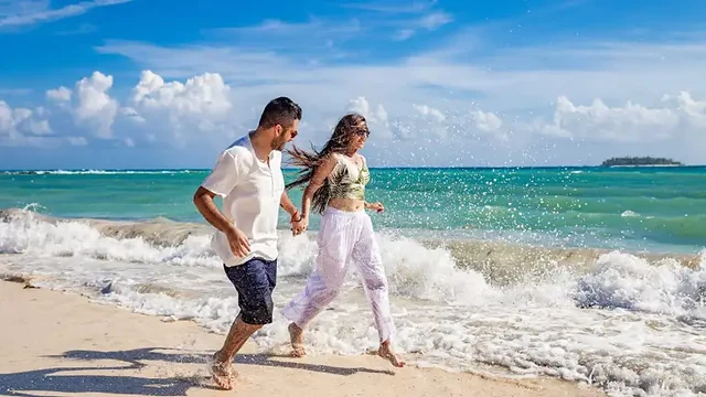 Pareja disfrutando una playa de aguas turquesa en San Andrés