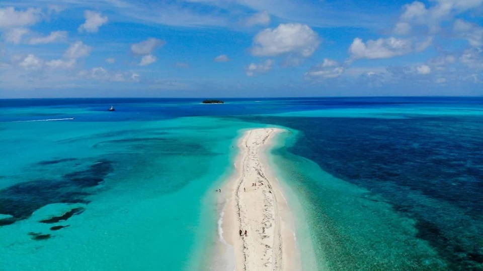 Vista aérea del mar de siete colores y un banco de arena en San Andrés