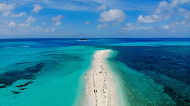 Vista aérea del mar de siete colores y un banco de arena en San Andrés