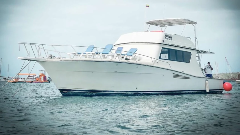 Yate de recreo navegando en las aguas de San Andrés