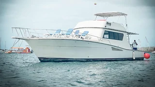 Yate de recreo navegando en las aguas de San Andrés