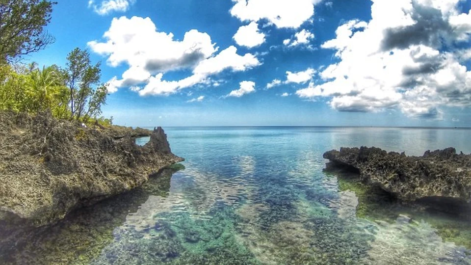 Piscina natural entre rocas durante la vuelta a San Andrés