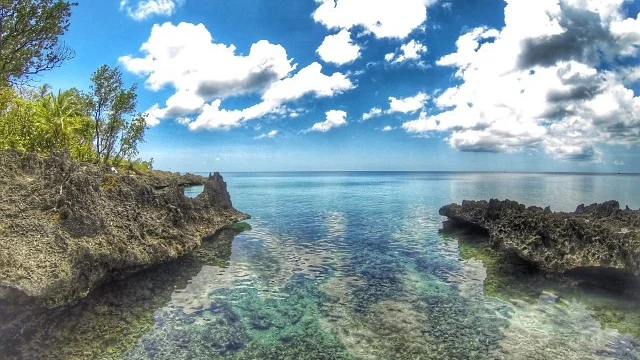 Piscina natural entre rocas durante la vuelta a San Andrés