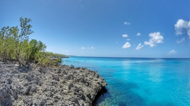 Costa rocosa y mar turquesa de San Andrés