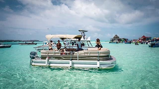 Pontón con viajeros en las aguas claras de San Andrés