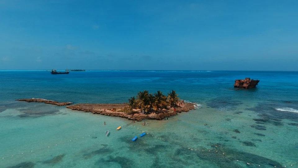 Vista aérea de Rocky Cay y el barco encallado en San Andrés