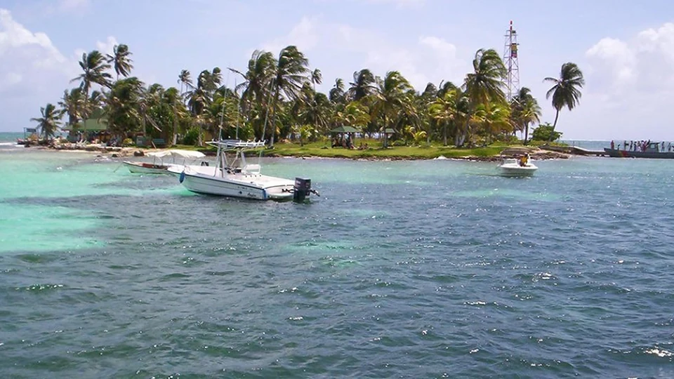Bote privado navegando cerca de un cayo de San Andrés