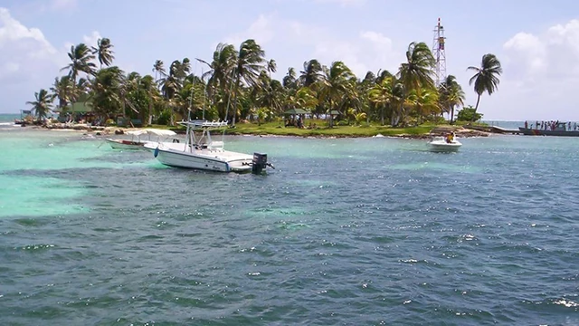 Bote privado navegando cerca de un cayo de San Andrés