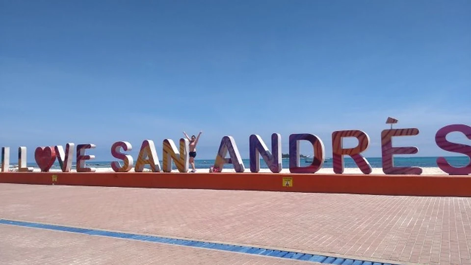 Letrero I Love San Andrés frente al mar en un día despejado