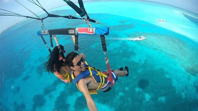 Pareja practicando parasailing sobre el mar de San Andrés