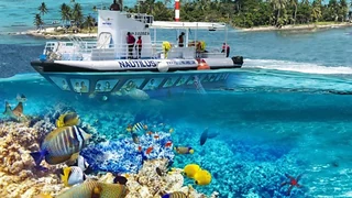 Semisubmarino turístico navegando en aguas de San Andrés