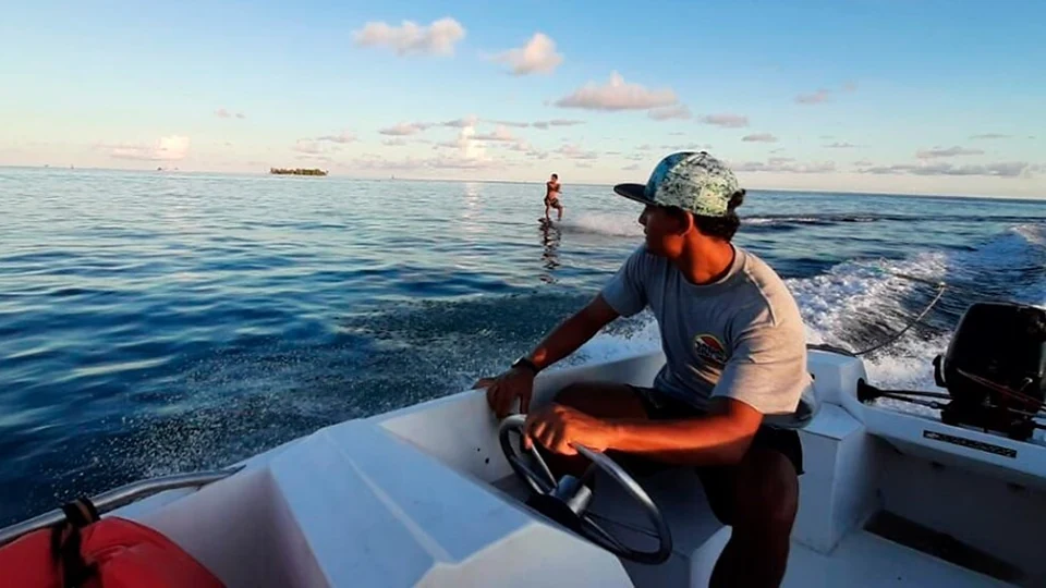 Guía navegando hacia un punto de snorkeling en San Andrés