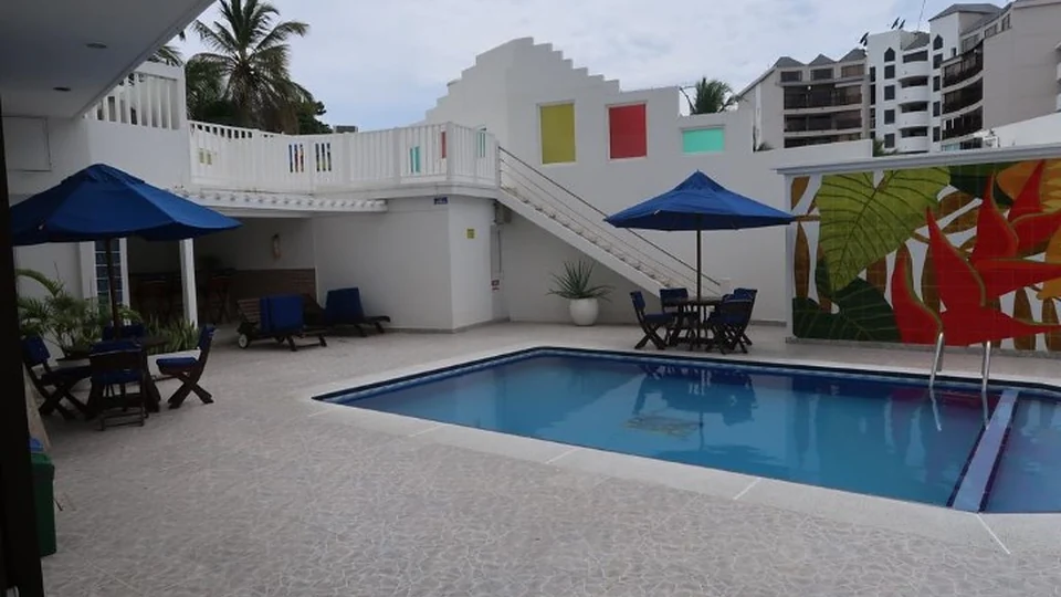 Zona común con piscina de apartamentos familiares en San Andrés