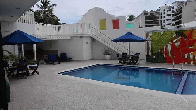 Zona común con piscina de apartamentos familiares en San Andrés