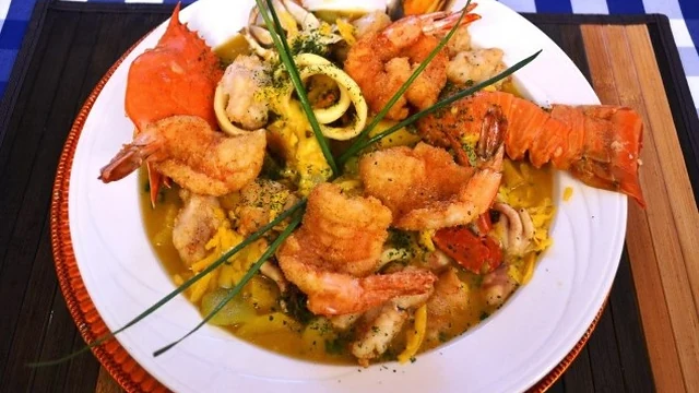 Plato de mariscos servido en un restaurante de San Andrés