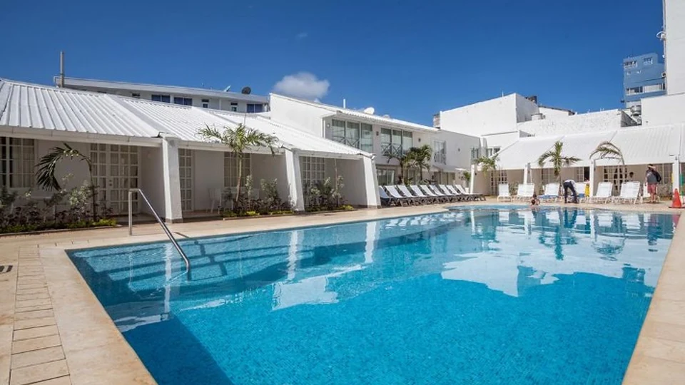 Piscina y habitaciones de un hotel en San Andrés