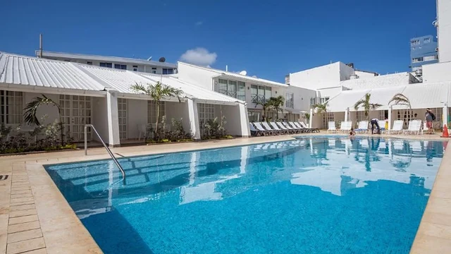 Piscina y habitaciones de un hotel en San Andrés