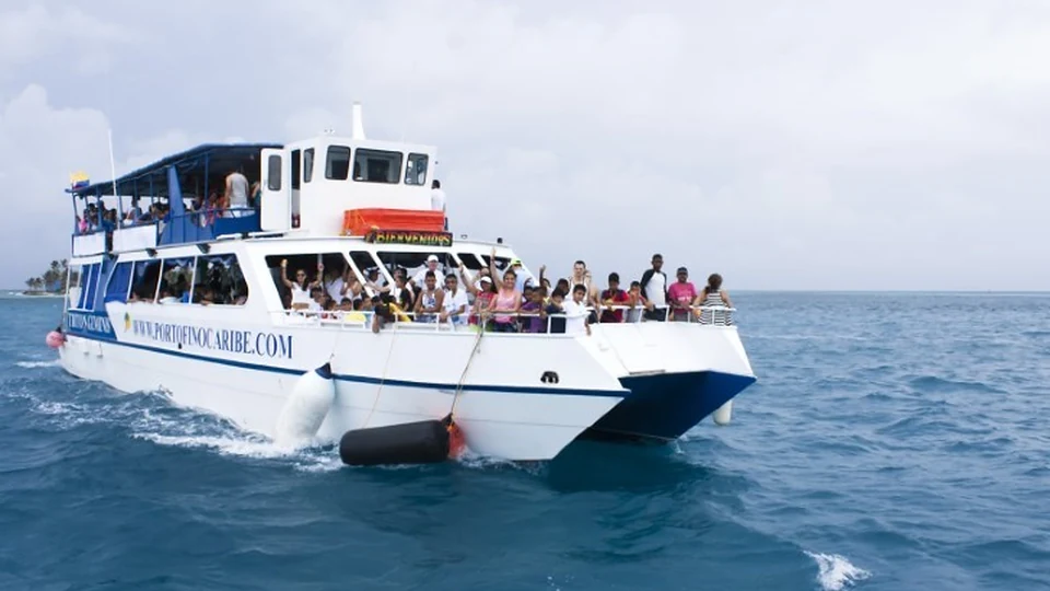 Catamarán con viajeros durante una experiencia social en San Andrés
