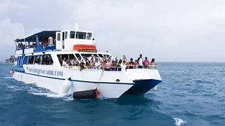 Catamarán con viajeros durante una experiencia social en San Andrés