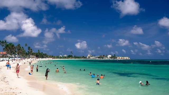 Viajeros disfrutando una playa concurrida de San Andrés