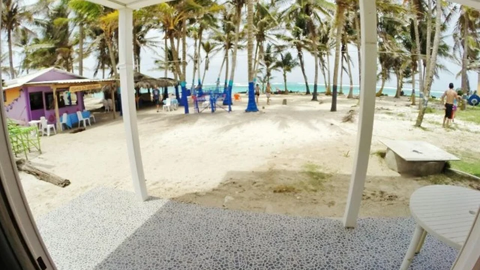 Vista desde un apartamento hacia una playa de San Andrés