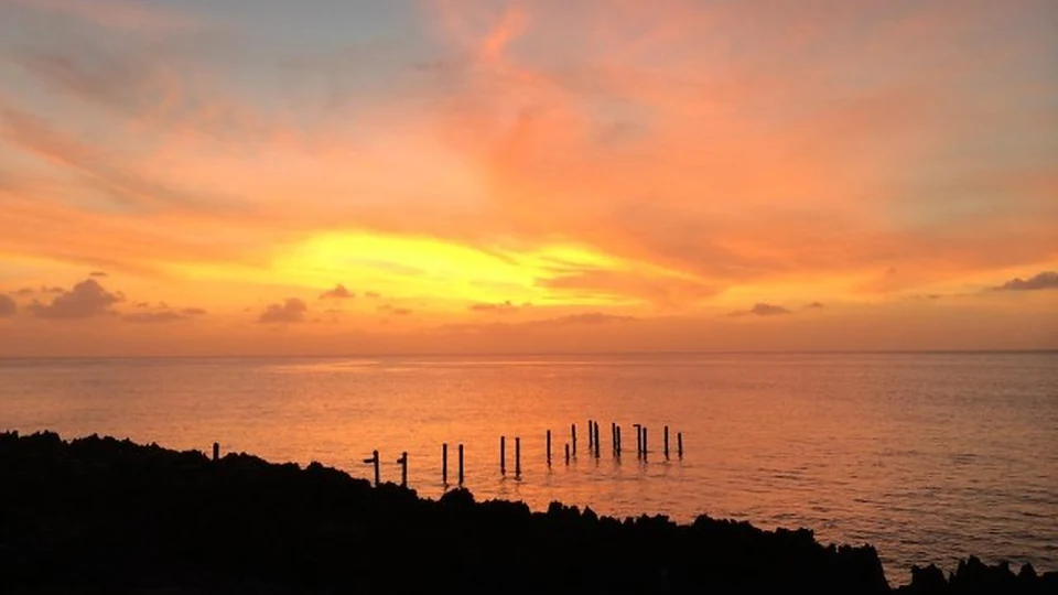 Atardecer naranja sobre la costa occidental de San Andrés
