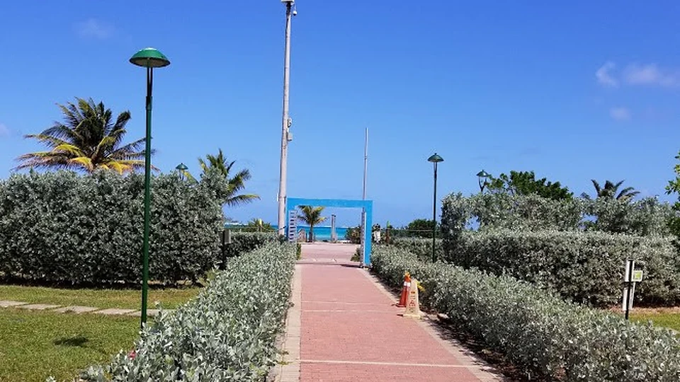 Paseo peatonal amplio junto al mar en San Andrés
