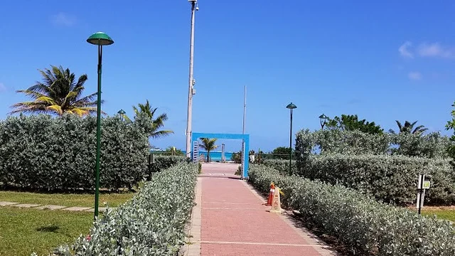 Paseo peatonal amplio junto al mar en San Andrés