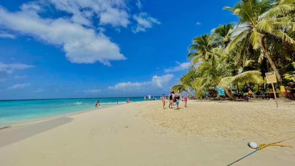 Viajeros durante una excursión por playas y cayos de San Andrés