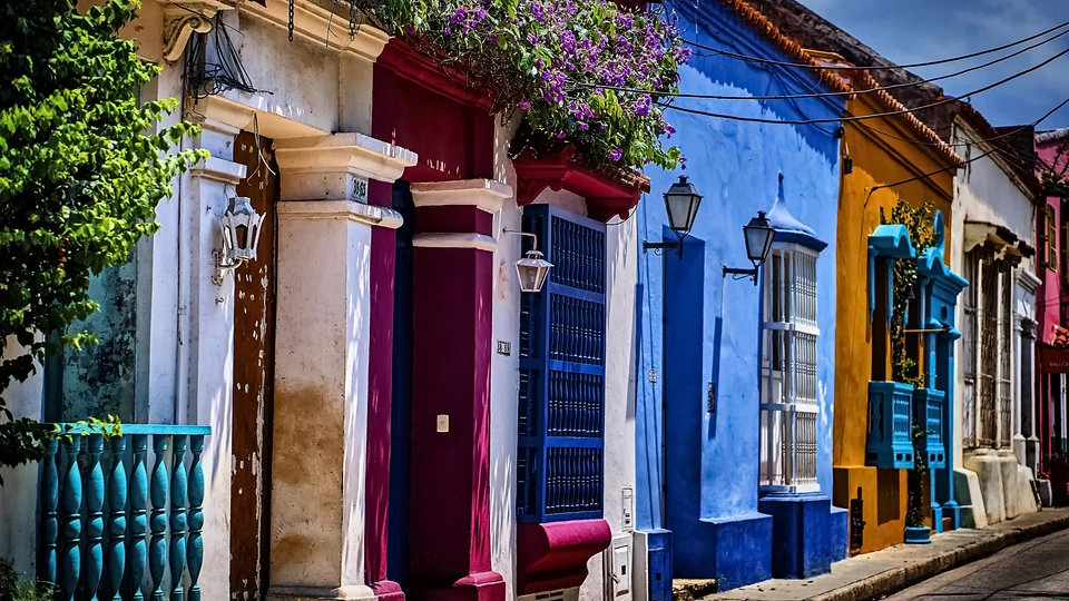 Calle colonial de fachadas coloridas en Cartagena de Indias