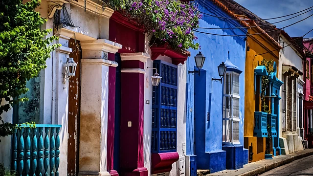Calle colonial de fachadas coloridas en Cartagena de Indias