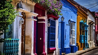 Calle colonial de fachadas coloridas en Cartagena de Indias