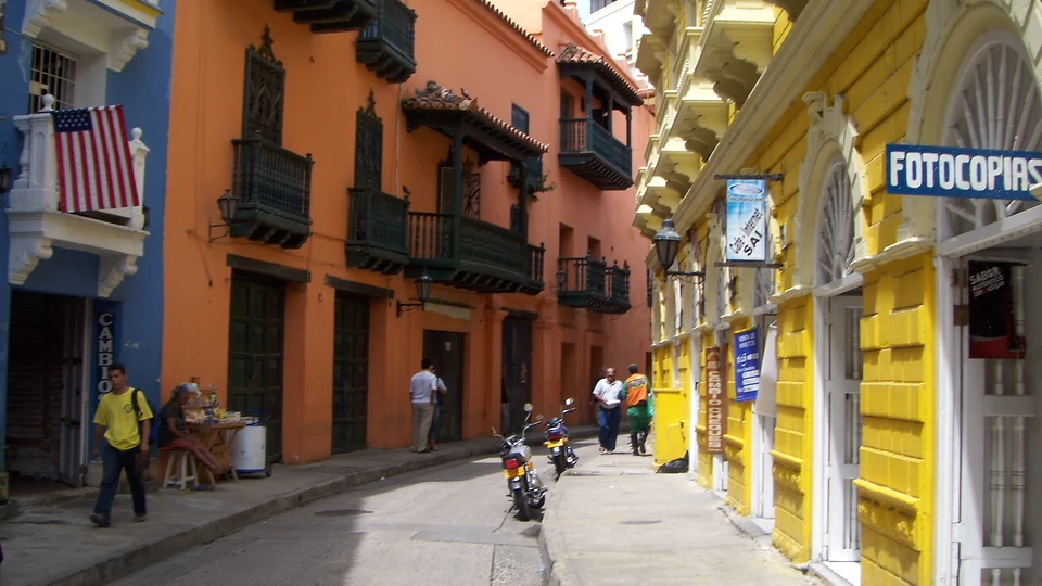Calle estrecha con tráfico local en el centro histórico de Cartagena