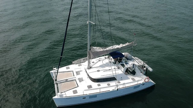 Catamarán navegando frente a la costa de Cartagena