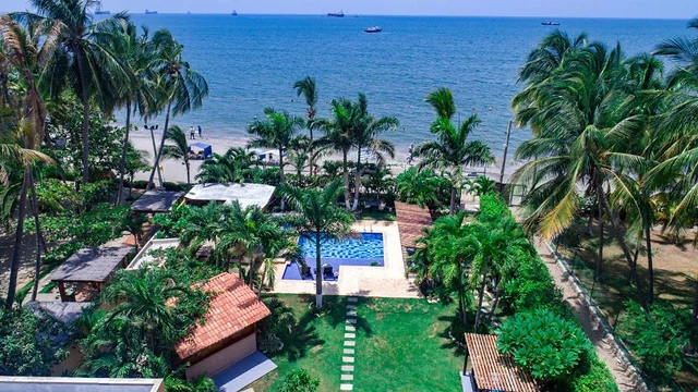 Alojamiento con piscina y playa entre palmeras en Santa Marta